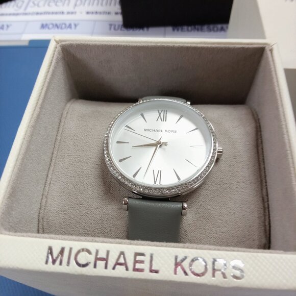 Michael Kors - Picture 1 of 2